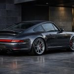 découvrez la métamorphose unique de cette porsche 911 classique transformée en une 964 contemporaine alliant design vintage et technologies modernes.