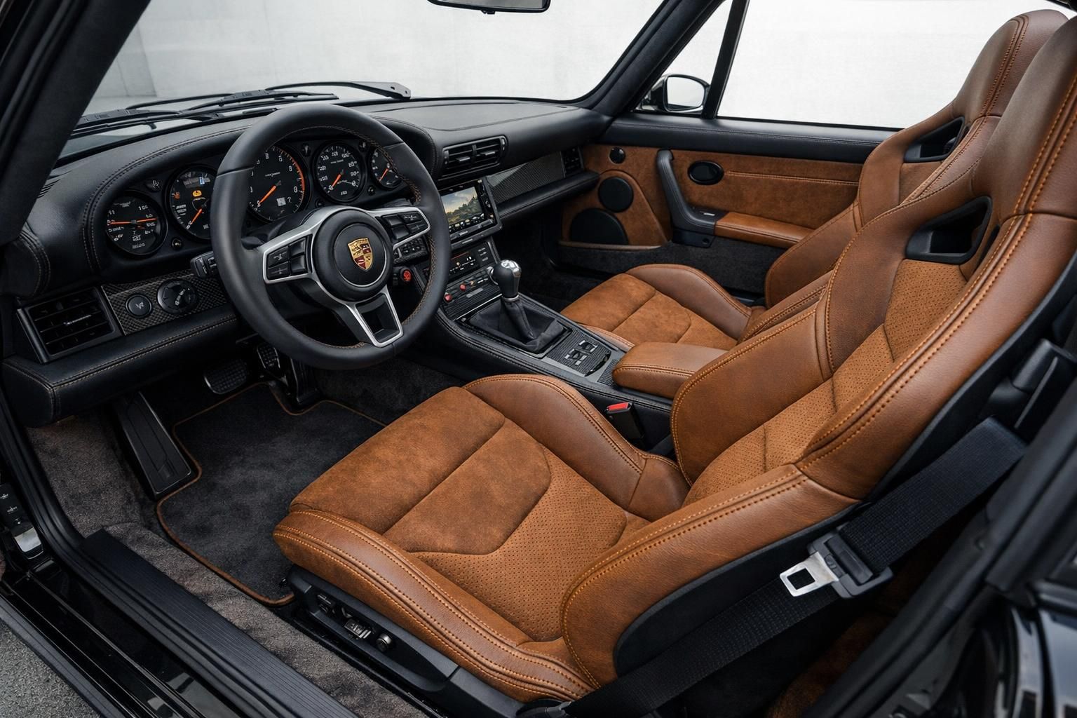 découvrez comment cette porsche 911 classique se transforme en une 964 contemporaine, alliant charme vintage et technologies modernes pour une expérience de conduite unique.