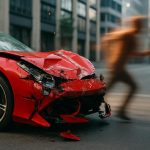 un incident mémorable où un individu cause des dégâts à une ferrari avant de prendre la fuite à toute vitesse, laissant derrière lui une scène de chaos.