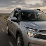 découvrez le récit captivant d'un conducteur ayant parcouru un million de kilomètres au volant de sa citroën puretech, une aventure pleine de fierté et de défis sur la route.