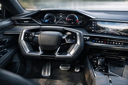 découvrez quels modèles peugeot adopteront le volant hypersquare après l'arrivée de la 208 électrique en 2027, une innovation révolutionnaire pour une conduite plus intuitive et performante.