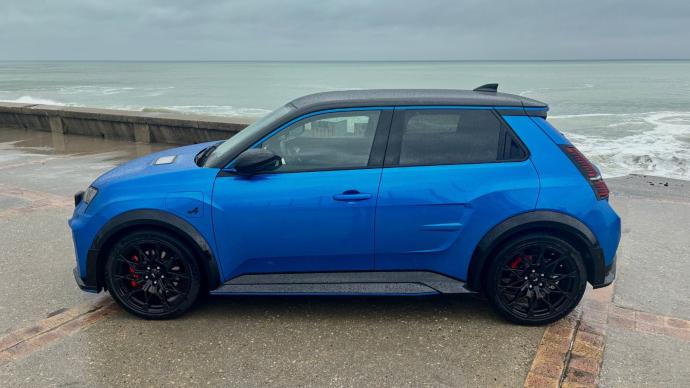 découvrez l'alpine a290, la petite gti électrique électrisante alliant performance et design sportif pour une expérience de conduite inoubliable.