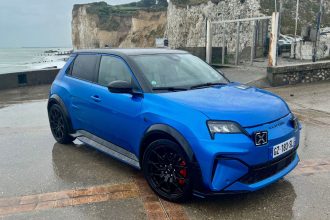 découvrez l'alpine a290, la petite gti électrique qui allie performance et émotion pour une conduite électrisante et respectueuse de l'environnement.