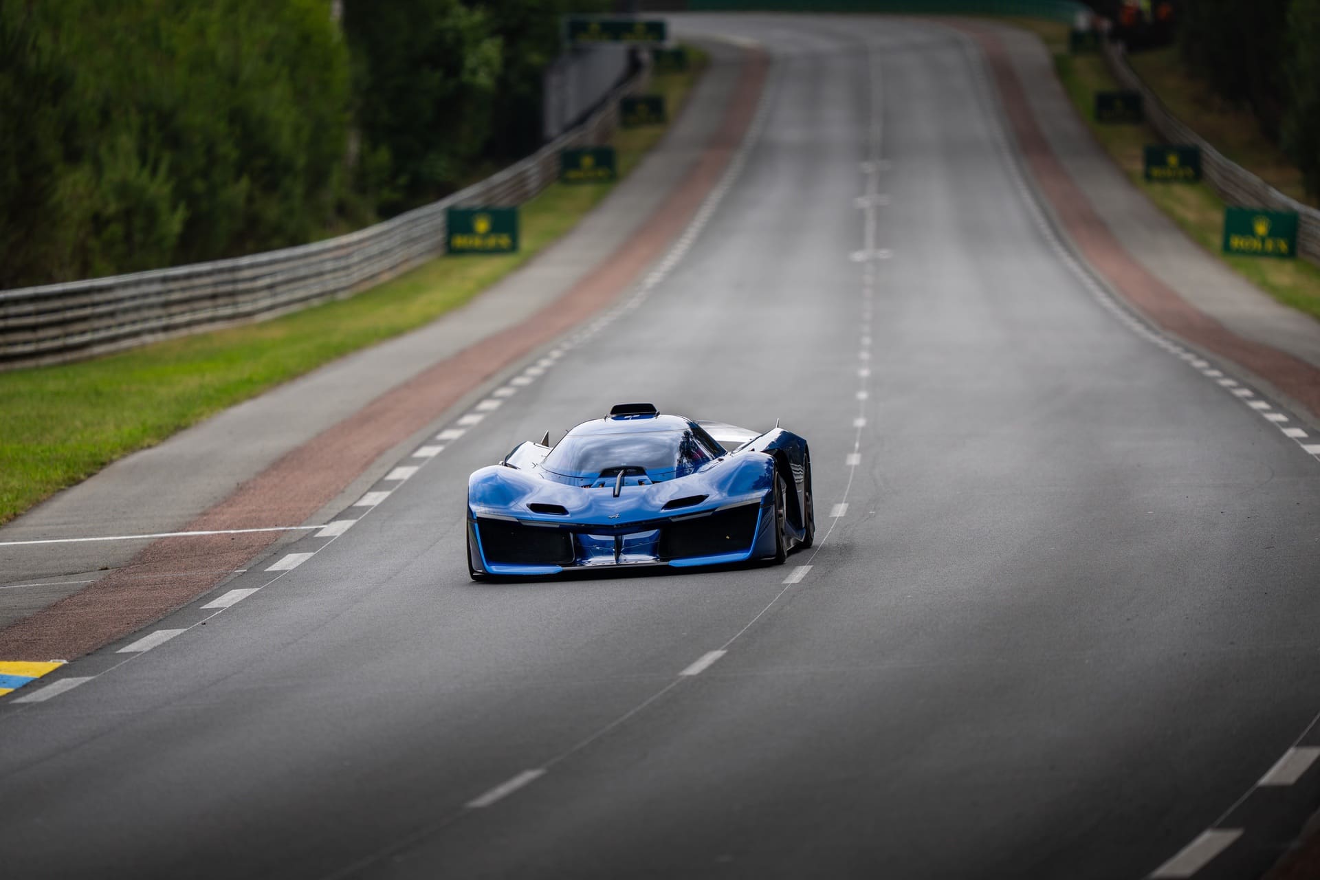 alpine annonce son retrait du championnat du monde d'endurance (wec) et de la célèbre course des 24 heures du mans, marquant une nouvelle étape dans sa stratégie sportive.