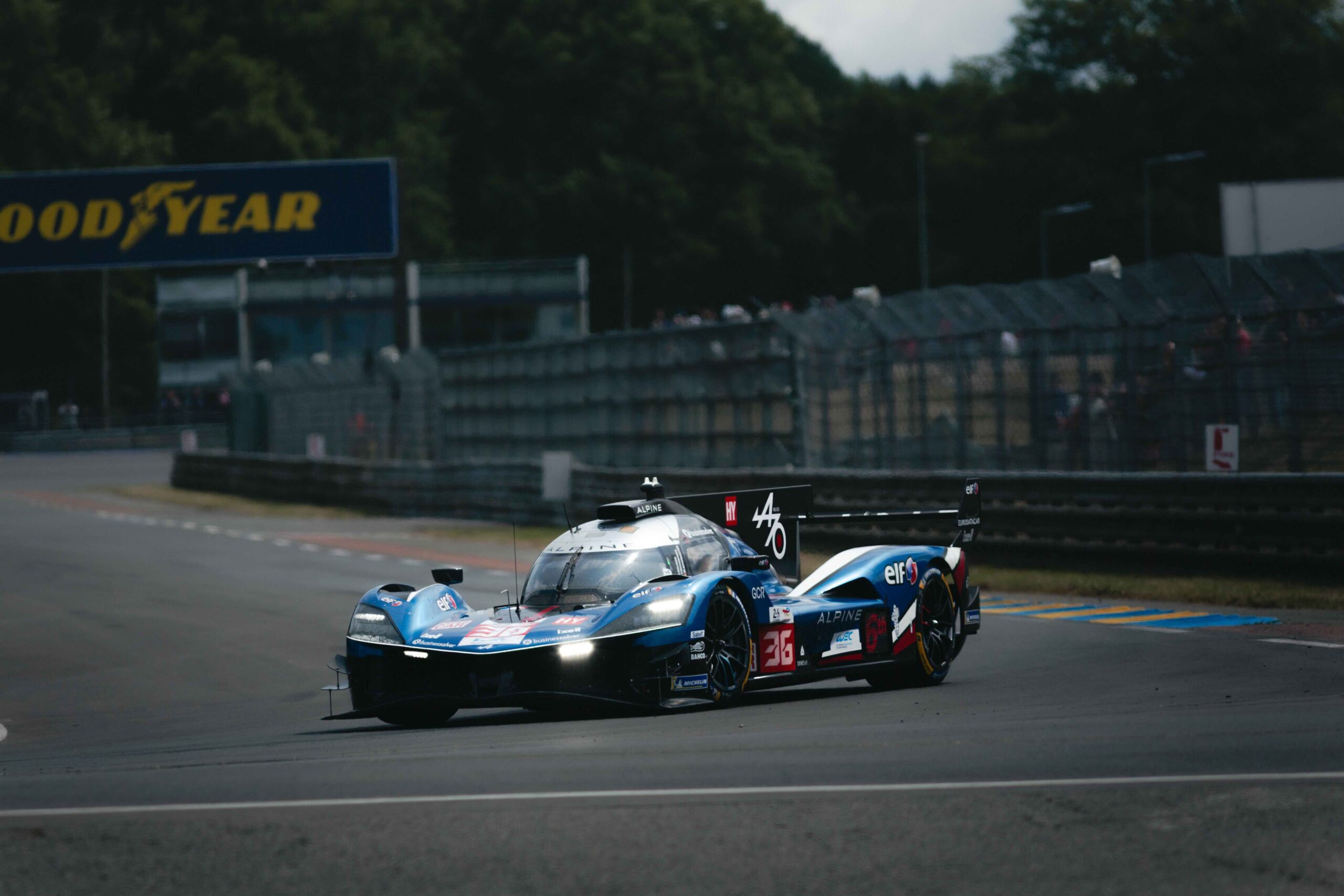 alpine annonce son retrait du championnat du monde d'endurance (wec) et des 24 heures du mans, marquant la fin d'une ère emblématique en compétition automobile.