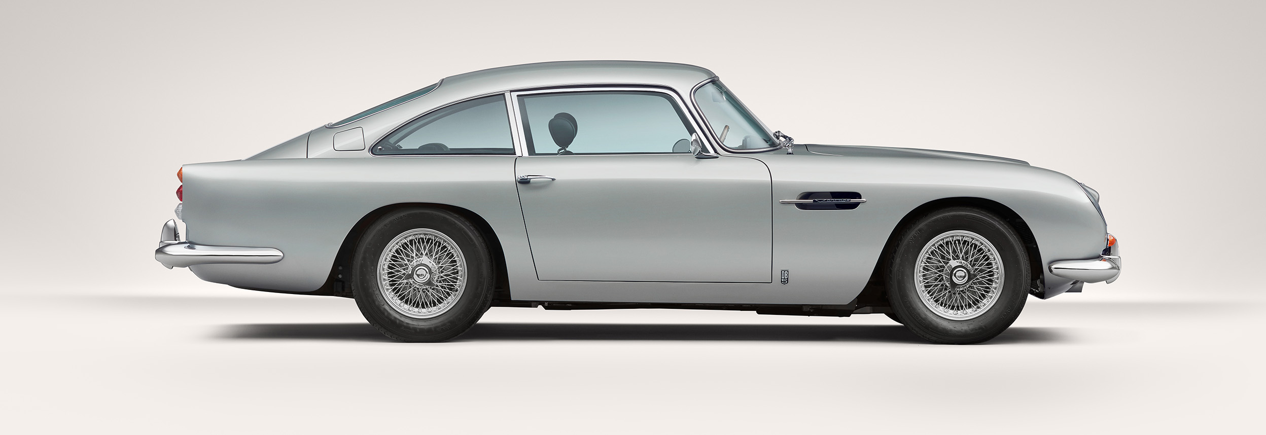 découvrez l'aston martin db5, icône intemporelle, renaissant avec un éclat retrouvé alliant élégance classique et performance moderne.