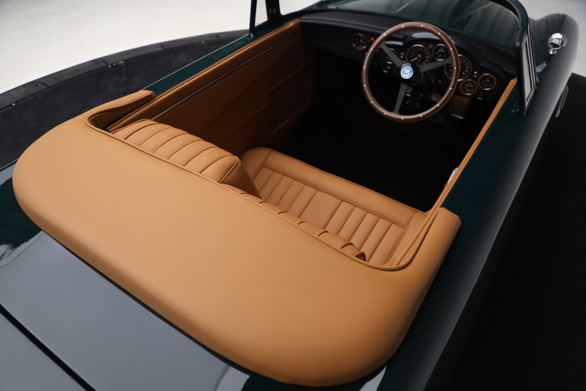 découvrez l'aston martin db5 : un classique intemporel qui renaît avec éclat, alliant élégance légendaire et performance moderne.