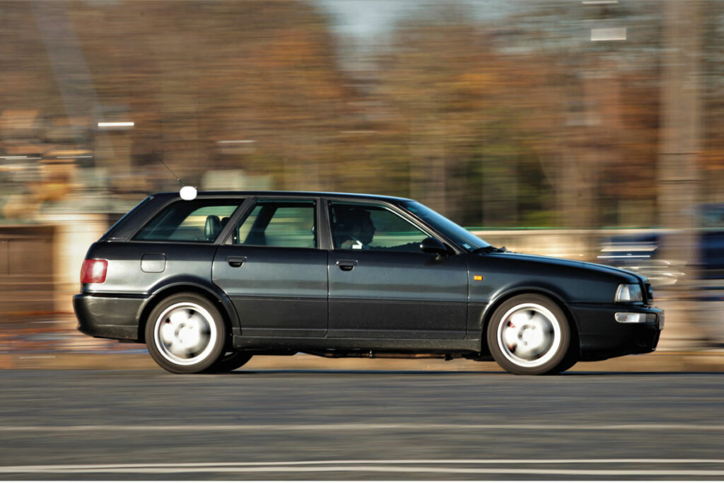 découvrez l'audi avant rs2, une icône légendaire alliant performance exceptionnelle et design emblématique, symbole de l'ingénierie allemande d'exception.
