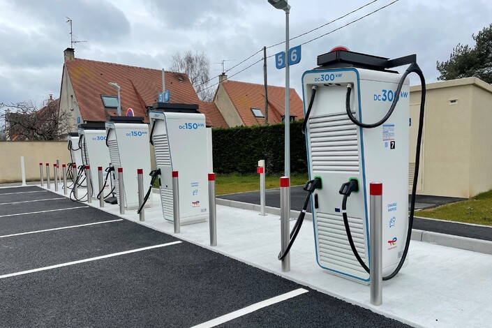 découvrez les défis et les perspectives qui façonnent l'avenir incertain des stations-service face aux évolutions technologiques et environnementales.