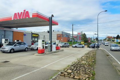 découvrez les défis et perspectives futurs des stations-service face aux évolutions énergétiques et technologiques.