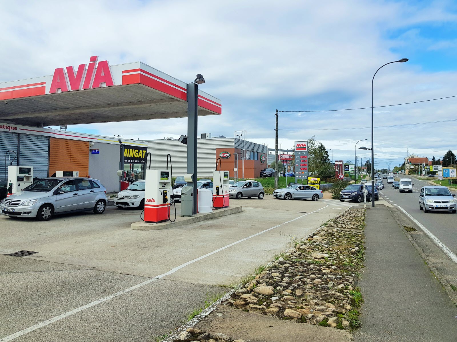 découvrez les défis et perspectives futurs des stations-service face aux évolutions énergétiques et technologiques.