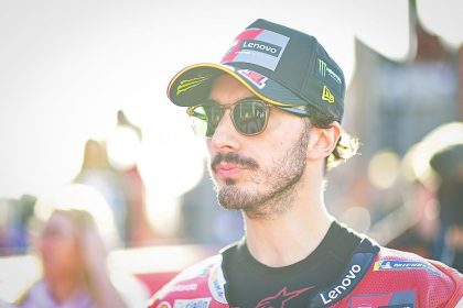 bagnaia reste confiant malgré des nouveautés techniques défaillantes, prêt à relever les défis de la compétition avec détermination.