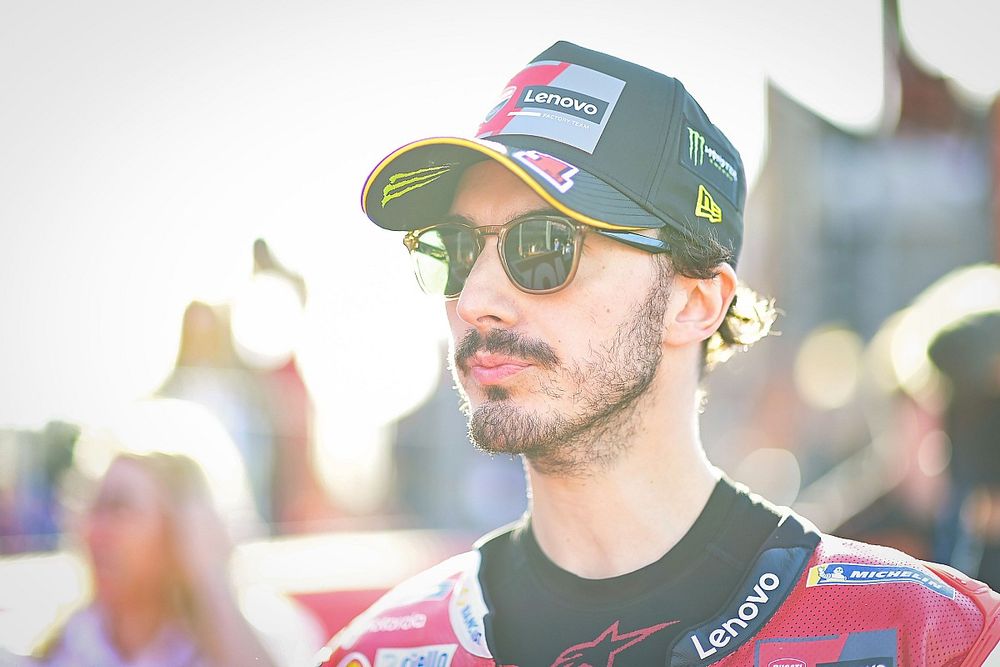 bagnaia reste confiant malgré des nouveautés techniques défaillantes, prêt à relever les défis de la compétition avec détermination.