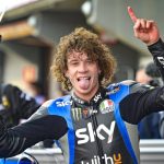 bezzecchi et márquez sécurisent les points clés avant la reprise, préparant ainsi une compétition intense et stratégique.