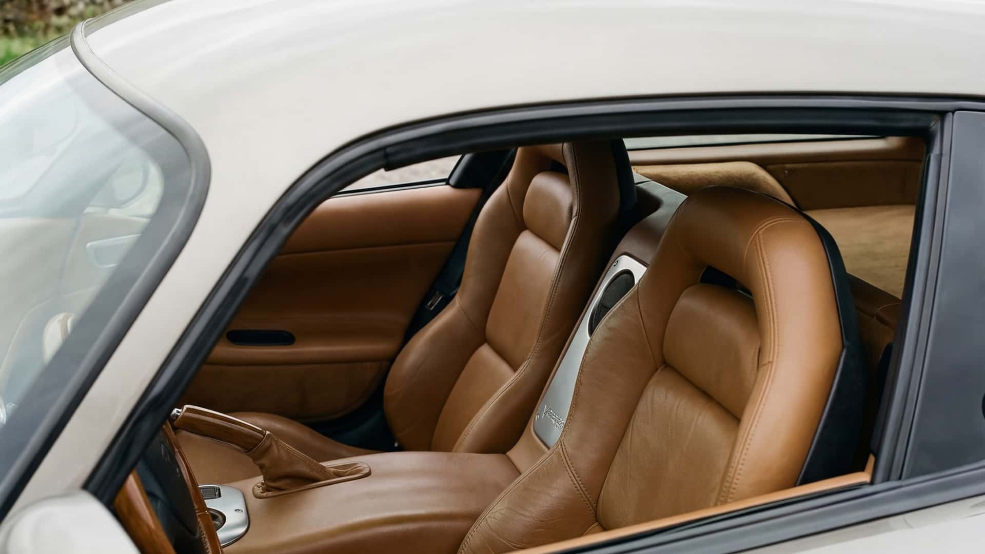 brabus lance une série docu-réalité captivante qui plonge au cœur de l'univers du tuning automobile de luxe. découvrez les coulisses et les innovations exclusives de la célèbre marque.