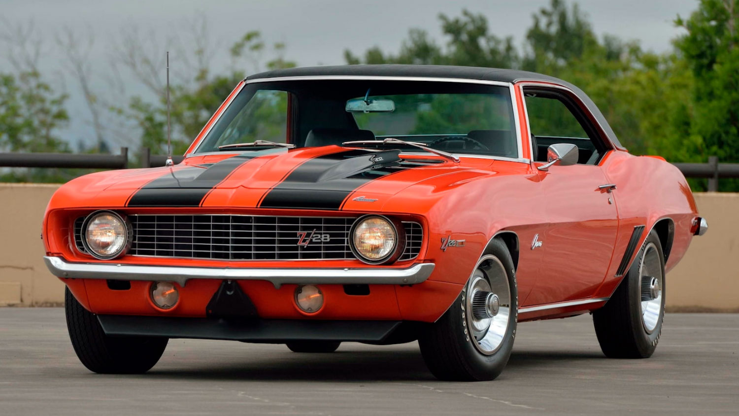 découvrez l'histoire fascinante de la chevrolet camaro de 1966 à 1970, une icône américaine qui a marqué 60 ans de rivalité légendaire avec la ford mustang.