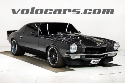 découvrez l'histoire passionnante de la chevrolet camaro 1966-1970, une légende américaine célébrant 60 ans de rivalité intense avec la mythique ford mustang.