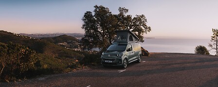 La compacte Citroën au charme malicieux avec son toit escamotable découvrez la citroën compacte au toit escamotable, alliant design innovant et confort pour une expérience de conduite unique en toute liberté.