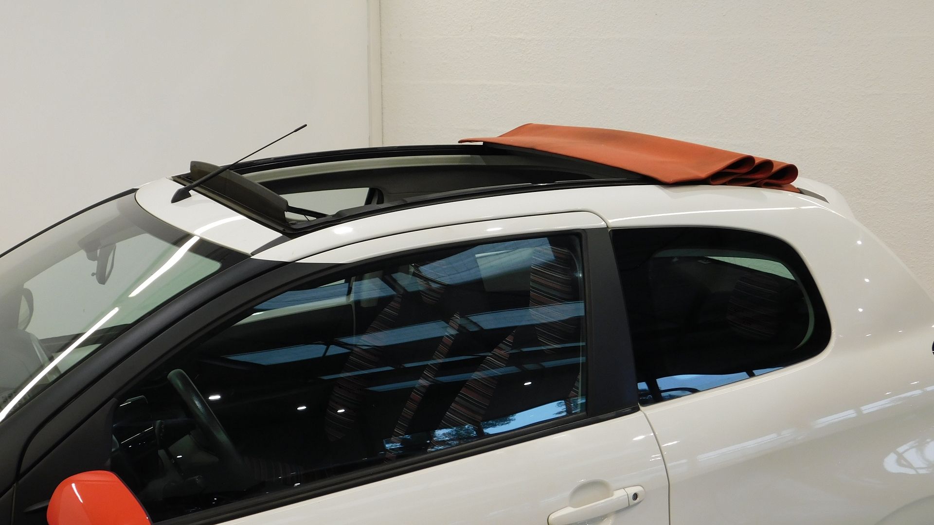 La compacte Citroën au charme malicieux avec son toit escamotable découvrez la citroën compacte au toit escamotable, une voiture alliant élégance, praticité et plaisir de conduite à ciel ouvert.