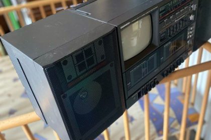 découvrez la daewoo des années 90 modernisée avec éclairage led et rétroviseurs numériques pour un style rétro futuriste unique.