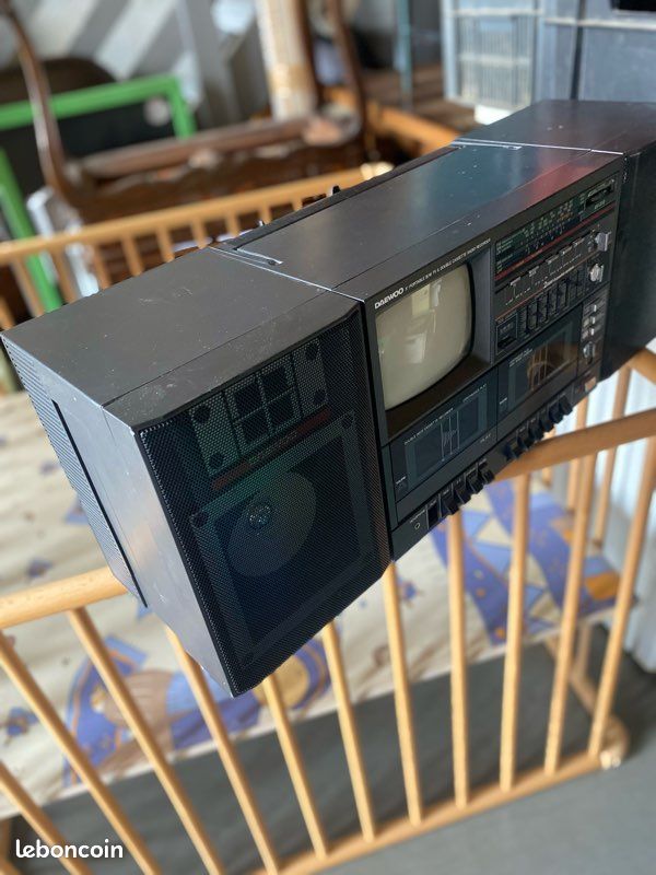 découvrez la daewoo des années 90 modernisée avec éclairage led et rétroviseurs numériques pour un style rétro futuriste unique.