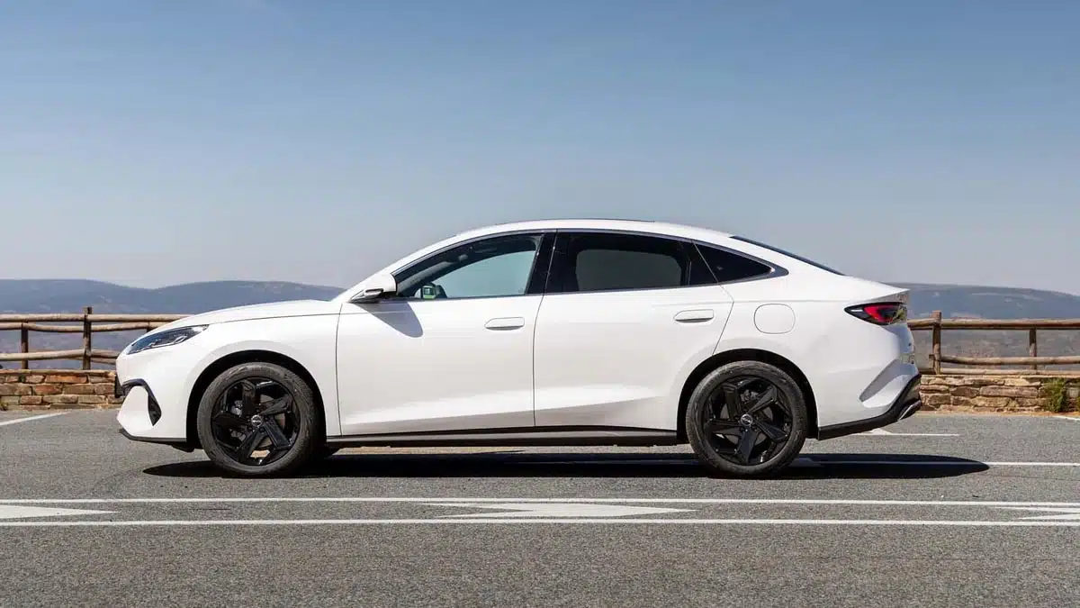 découvrez notre essai complet du byd seal 6 hybride rechargeable : performance, autonomie, design et technologie au rendez-vous pour une conduite éco-responsable.