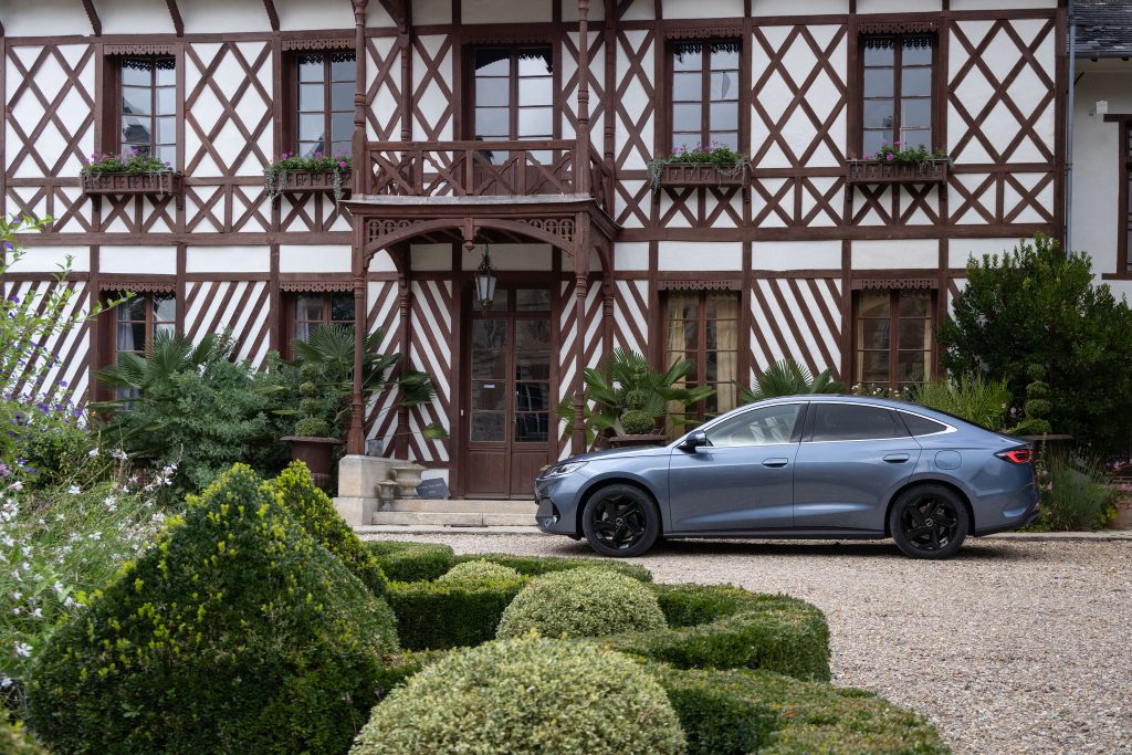 découvrez l'essai du byd seal 6, la première berline hybride rechargeable alliant performance, autonomie et design innovant pour une conduite écologique et dynamique.