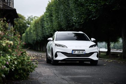 découvrez l'essai du byd seal 6, la première berline hybride rechargeable alliant performance, autonomie et technologie avancée pour une conduite éco-responsable.