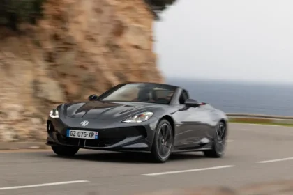 découvrez l'essai complet de la mg cyberster électrique, une voiture alliant design futuriste et performance écologique. testez ses innovations et son confort de conduite.