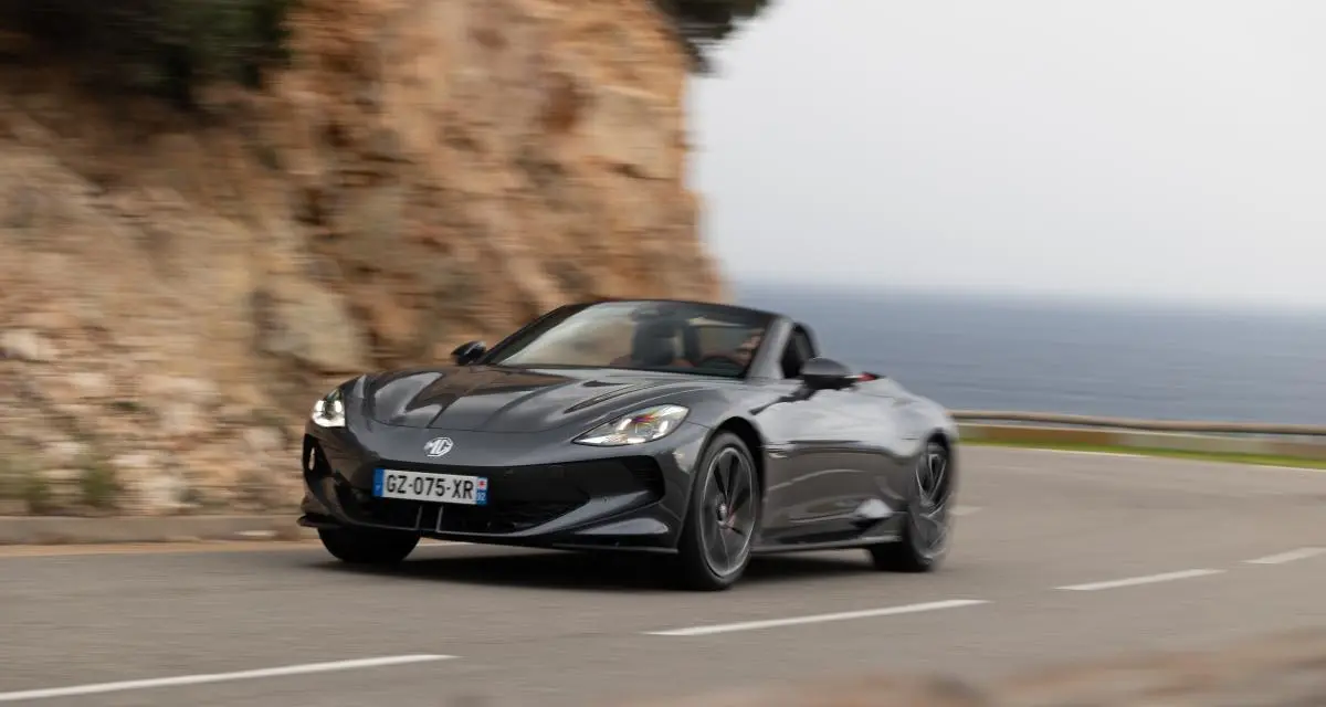 découvrez l'essai complet de la mg cyberster électrique, une voiture alliant design futuriste et performance écologique. testez ses innovations et son confort de conduite.