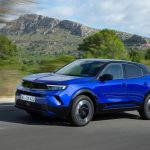 découvrez notre essai complet de la nouvelle opel mokka electric restylée, une voiture 100% électrique alliant design moderne, performance et technologie avancée.