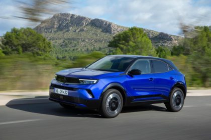 découvrez notre essai complet de la nouvelle opel mokka electric restylée, une voiture 100% électrique alliant design moderne, performance et technologie avancée.