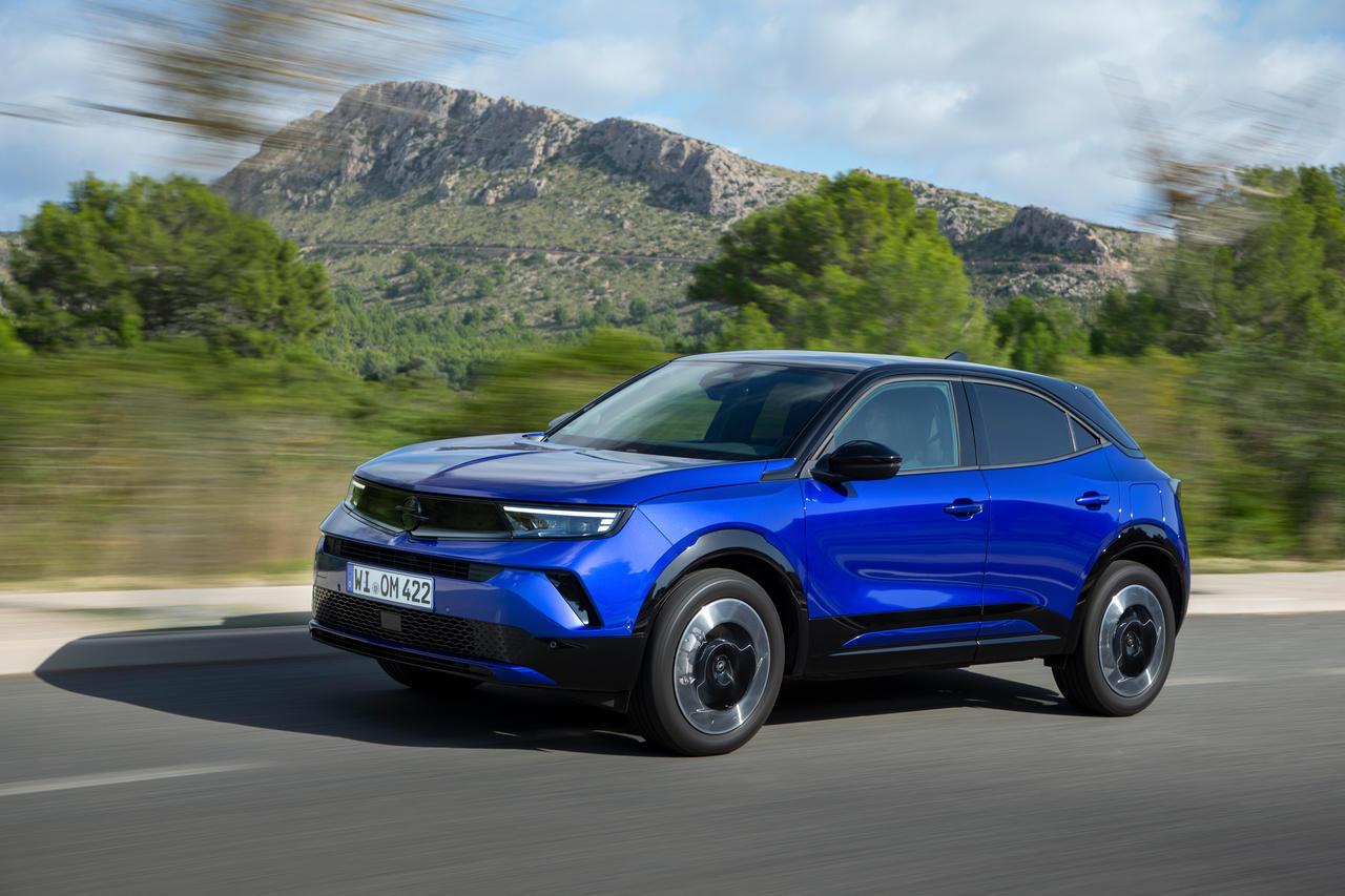 découvrez notre essai complet de la nouvelle opel mokka electric restylée, une voiture 100% électrique alliant design moderne, performance et technologie avancée.