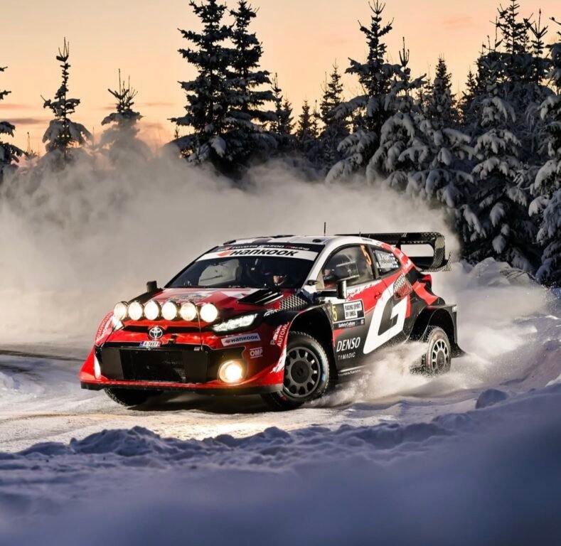 revivez la performance impressionnante d'evans qui domine katsuta lors du rallye de suède, une étape clé du championnat wrc.