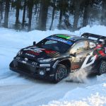 evans conserve sa position de leader au rallye de suède, dominants les pistes enneigées avec une performance impressionnante.