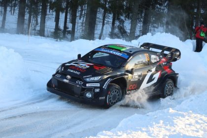 evans conserve sa position de leader au rallye de suède, dominants les pistes enneigées avec une performance impressionnante.
