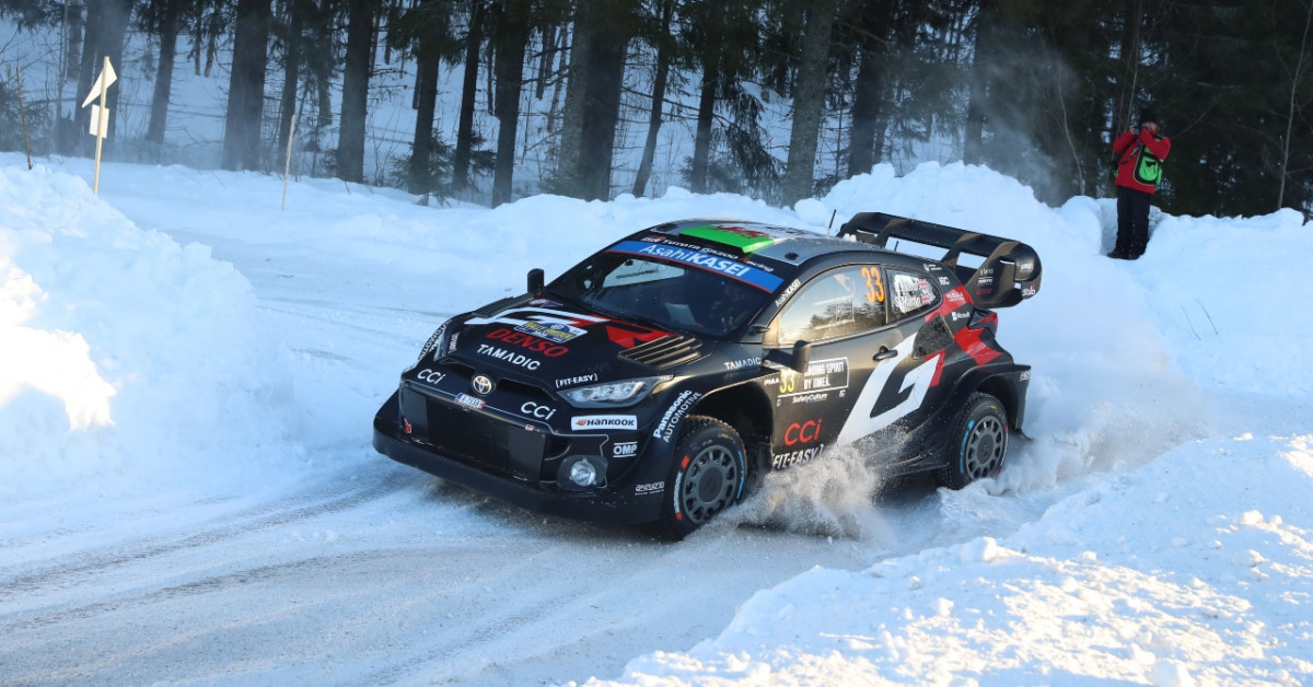 evans conserve sa position de leader au rallye de suède, dominants les pistes enneigées avec une performance impressionnante.