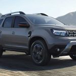 découvrez en exclusivité la nouvelle dacia spacer, une logan surdimensionnée alliant espace, confort et design audacieux pour vos aventures au quotidien.