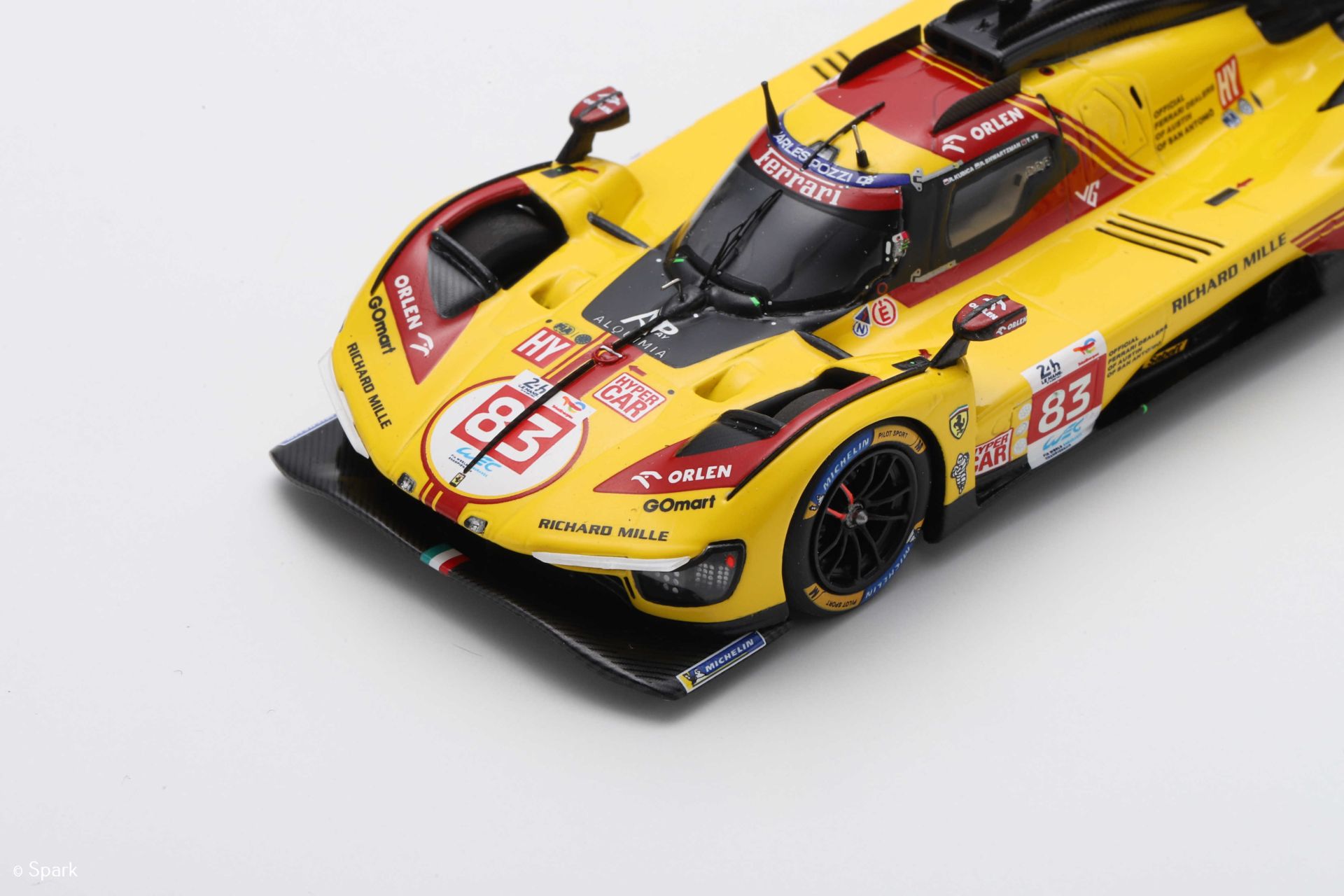 découvrez la ferrari jaune championne des 24 heures du mans, une icône de vitesse et de performance légendaire dans la course d'endurance la plus célèbre au monde.