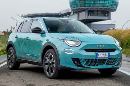 découvrez comment la fiat 600 a révolutionné l'aérodynamisme automobile bien avant la tesla model y, alliant design innovant et performance.