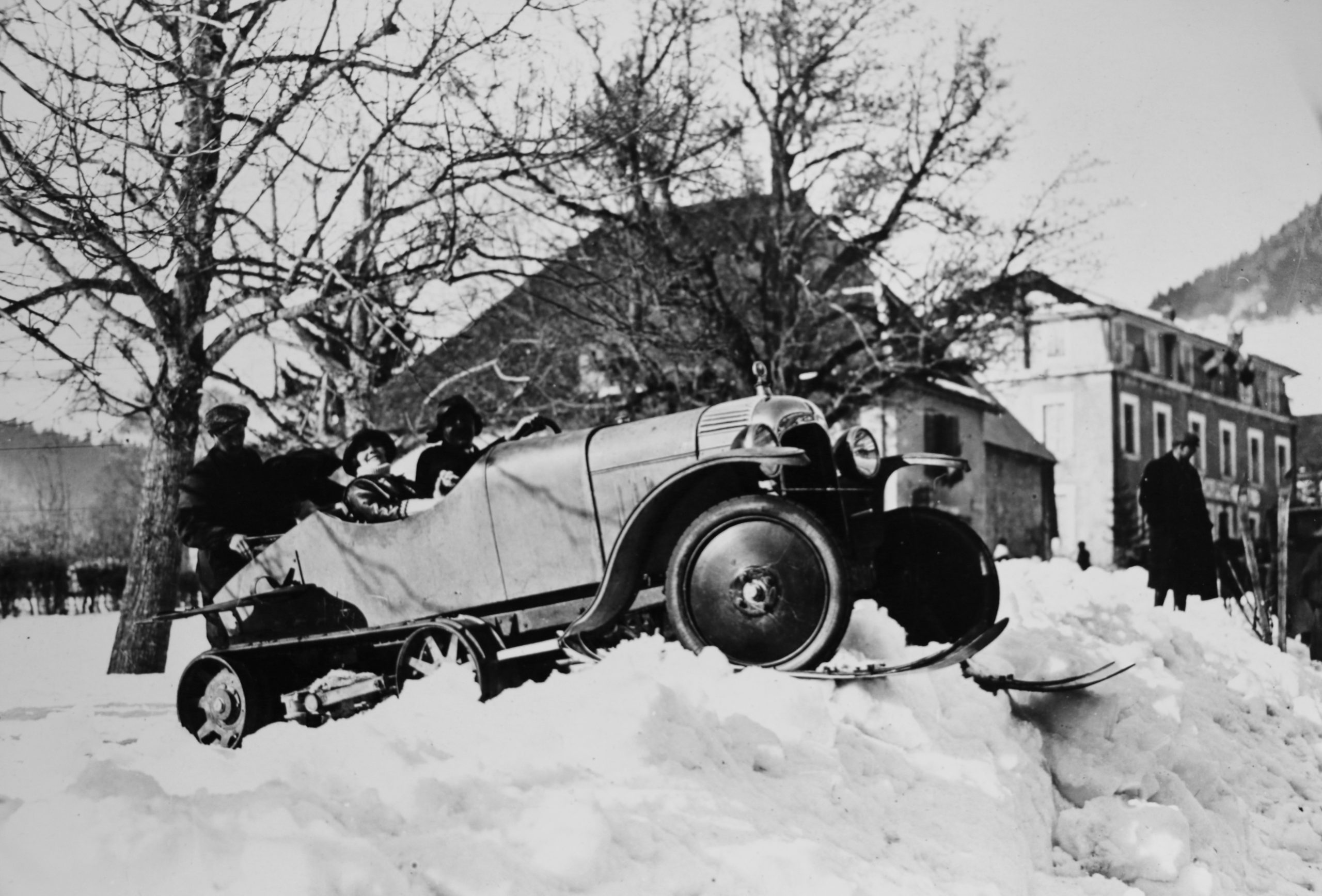 découvrez comment restaurer une autochenille historique lors de nos jeux d’hiver, alliant passion et tradition pour revivre des moments d’antan.