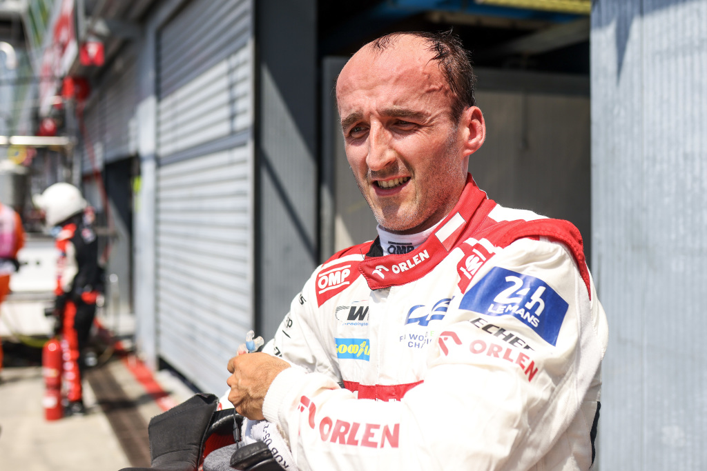 kubica prolonge son contrat avec ferrari jaune jusqu'en 2026, assurant sa présence dans l'équipe pour les prochaines saisons.