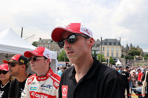 kubica prolonge son contrat avec ferrari jaune jusqu'en 2026, renforçant ainsi la line-up de l'équipe pour les saisons à venir.