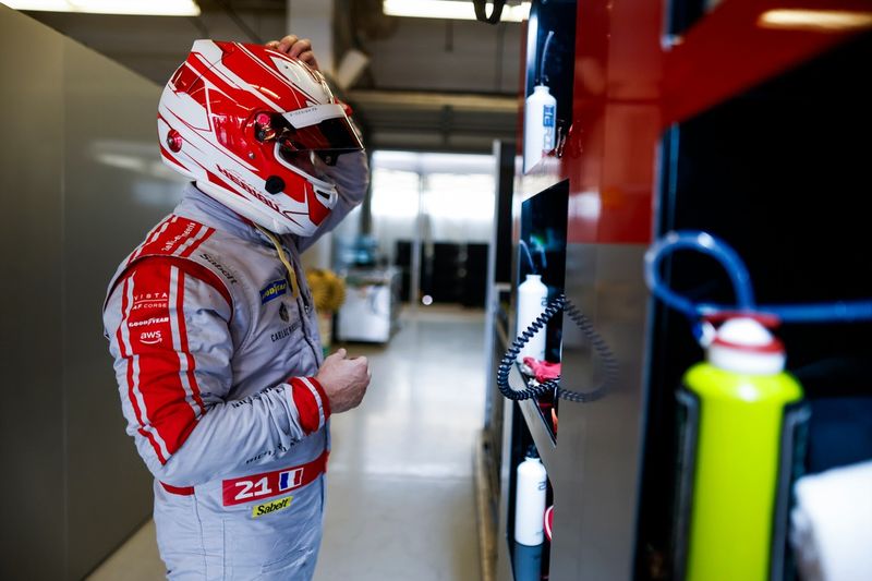 kubica prolonge son contrat avec ferrari jaune jusqu'en 2026, assurant ainsi sa place dans l'équipe pour les prochaines saisons.