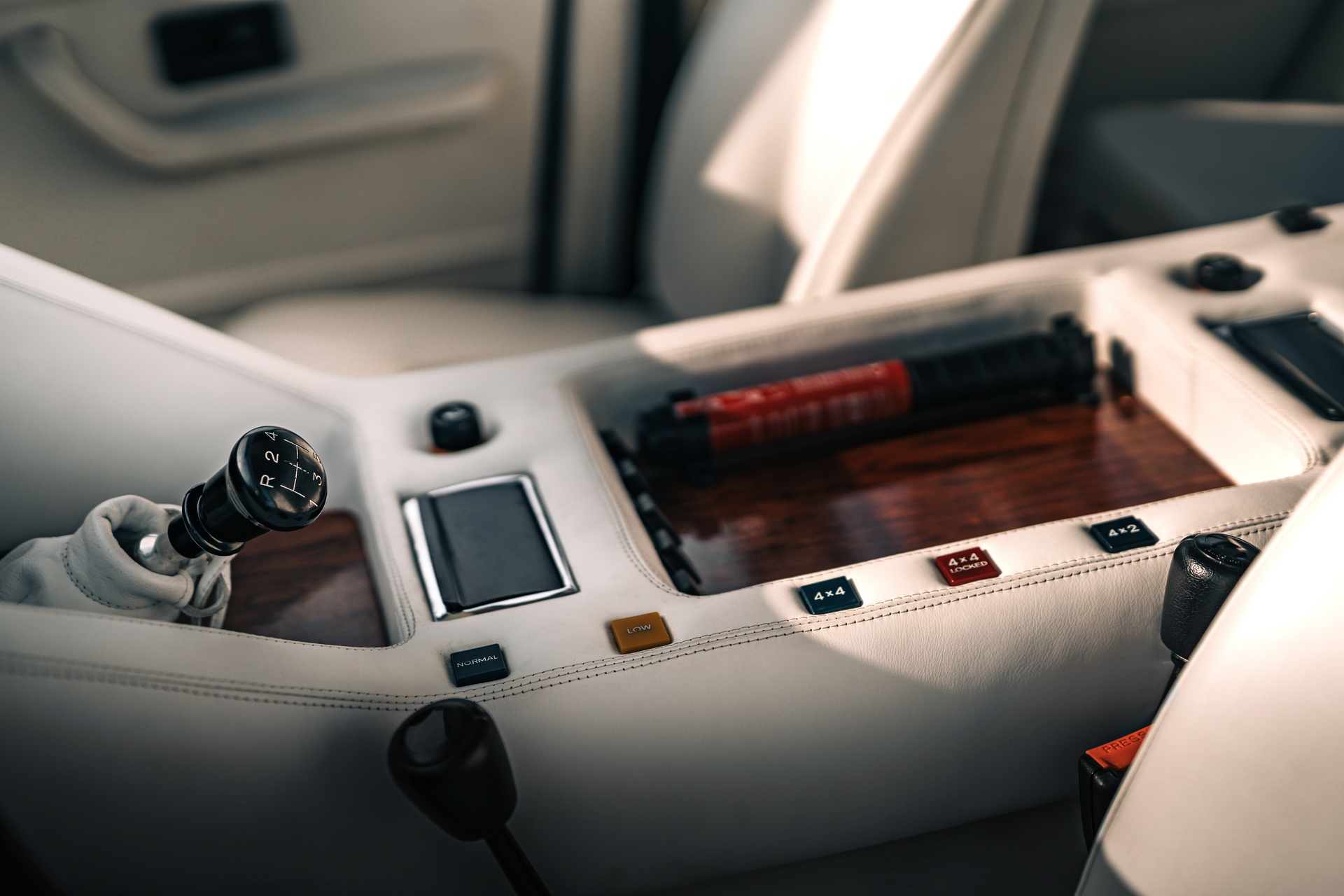 découvrez le lamborghini lm 002, un 4x4 légendaire alliant puissance, luxe et performance exceptionnelle pour une expérience de conduite unique.