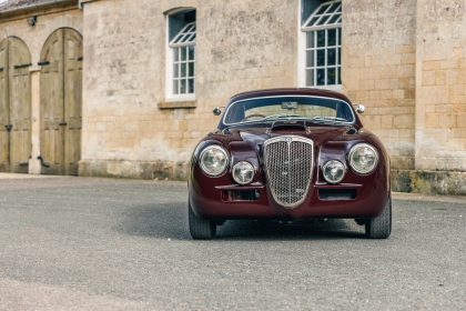 découvrez l'angle inédit de la lancia aurelia, icône de l'automobile classique italienne, alliant design élégant et performance exceptionnelle.