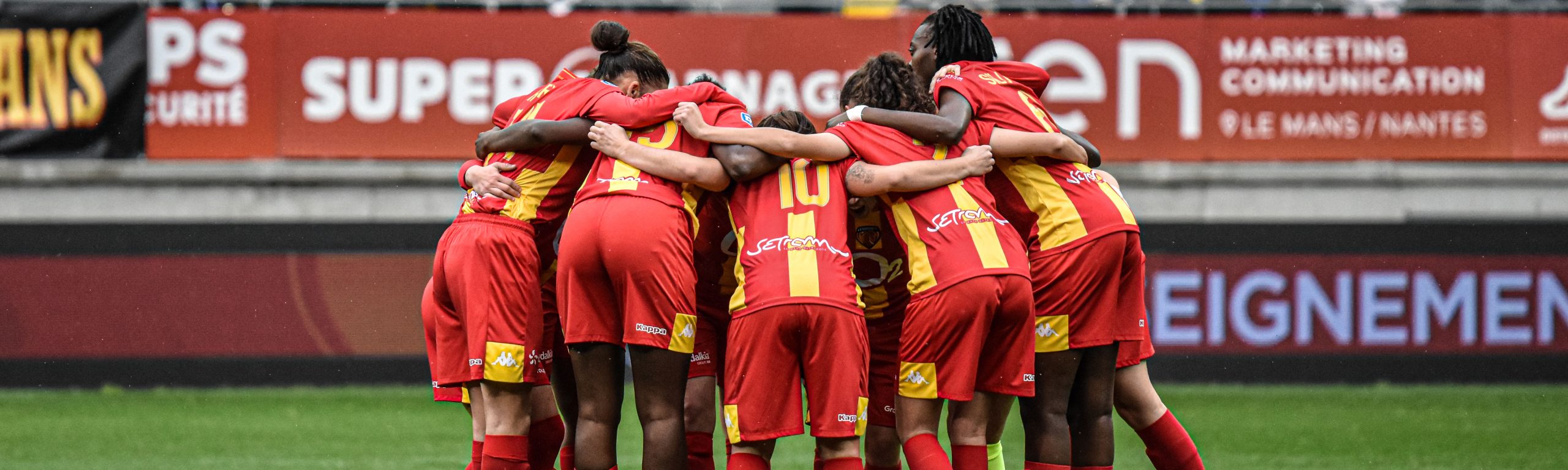 découvrez comment les légendes de la f1 donnent le coup d'envoi du match le mans fc, un événement exceptionnel mêlant sport automobile et football.