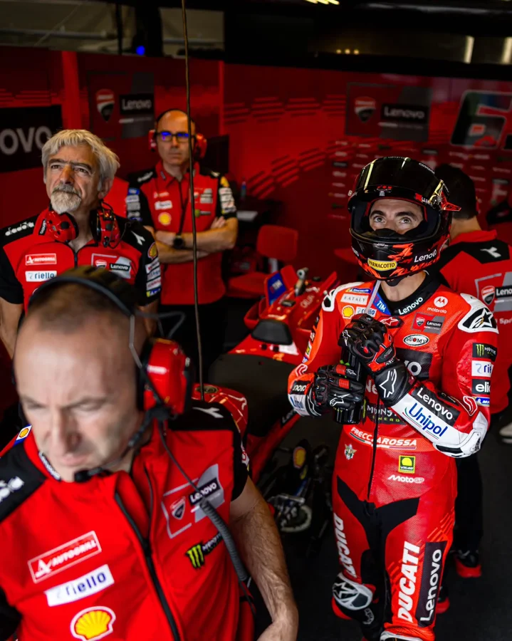 découvrez comment lorenzo souligne l'importance du mental dans le retour triomphal de bagnaia en compétition.