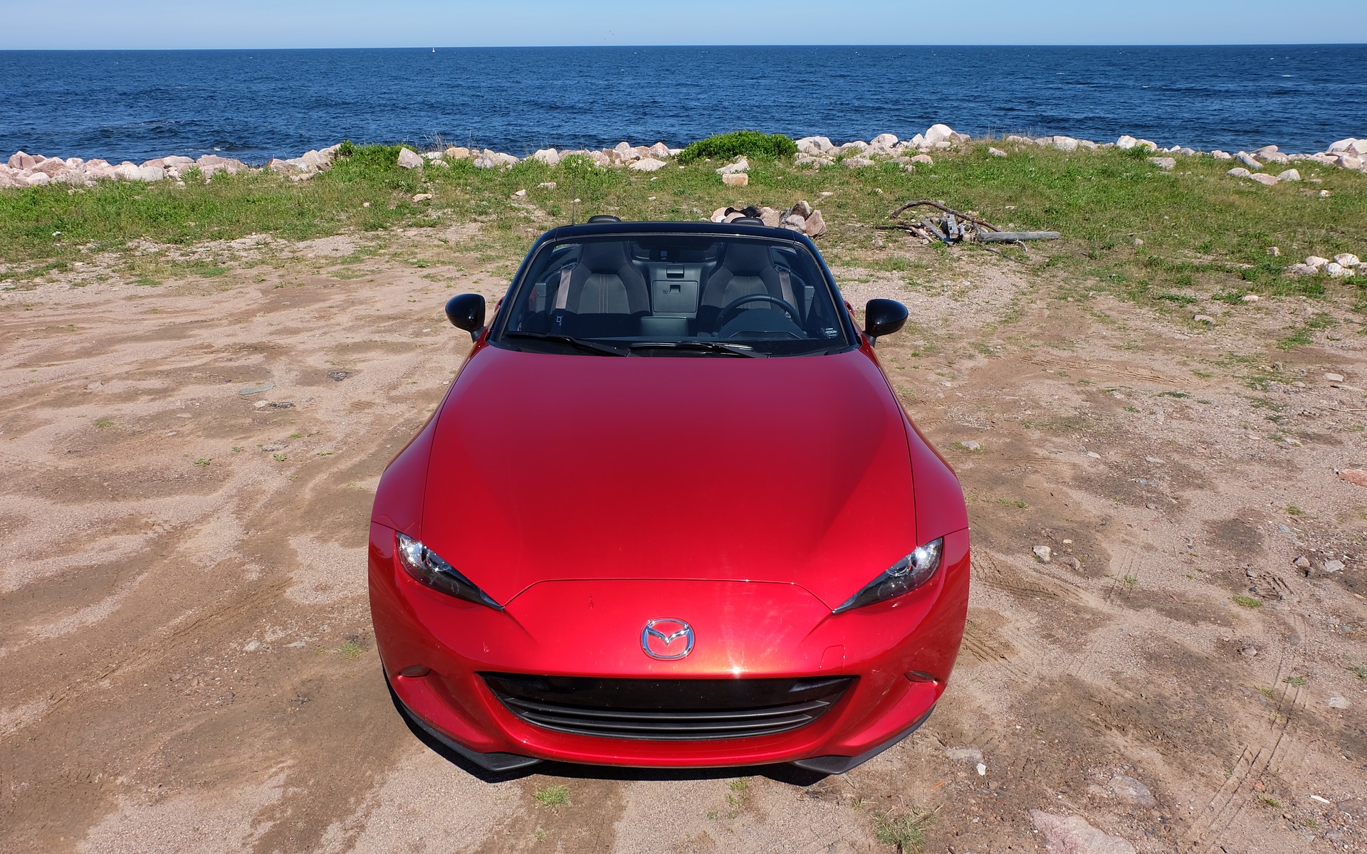 la mazda mx-5 fait l'objet d'un rappel en raison d'une fuite de carburant, assurant la sécurité des conducteurs et la conformité aux normes.