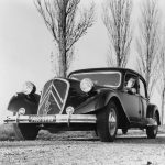 découvrez l'innovation de mazda avec sa première voiture à traction avant, alliant performance, confort et design moderne pour une expérience de conduite optimale.